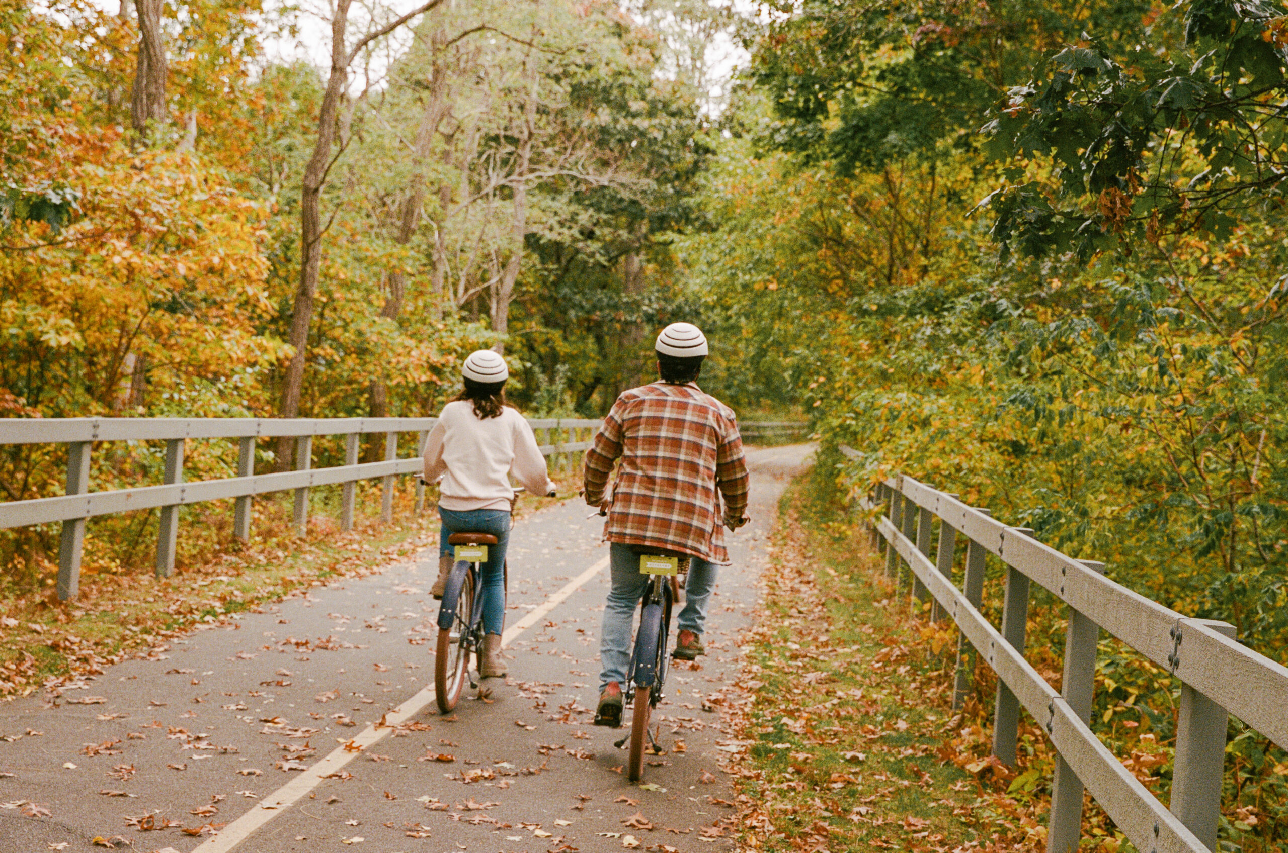 Two bicyclists in the fall