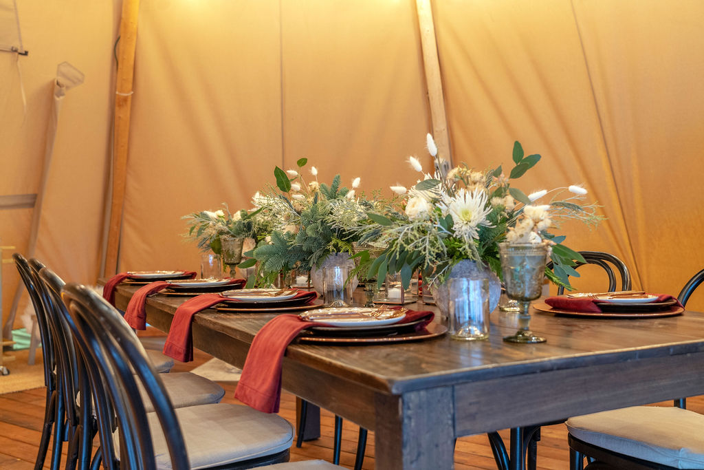ACRR - Dining table space in a teepee